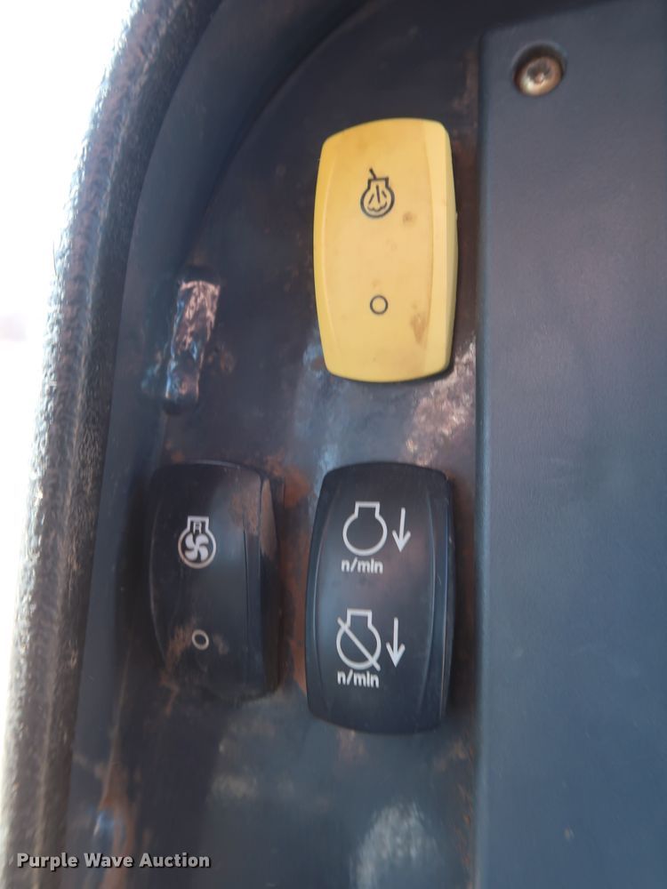 image for item GD9877 2005 John Deere 750J LT dozer