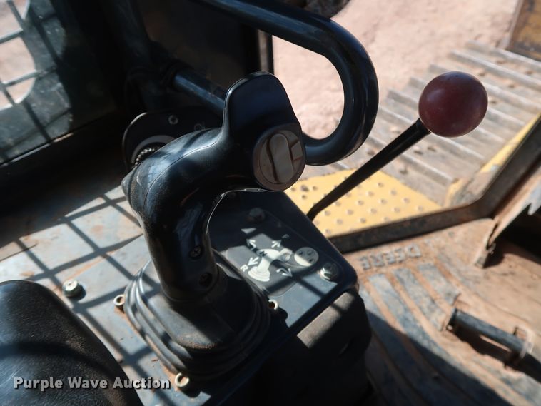 image for item GD9877 2005 John Deere 750J LT dozer