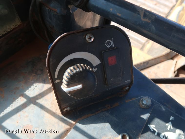 image for item GD9877 2005 John Deere 750J LT dozer