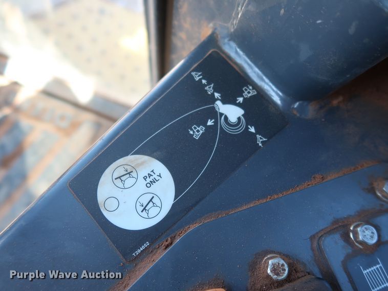 image for item GD9877 2005 John Deere 750J LT dozer