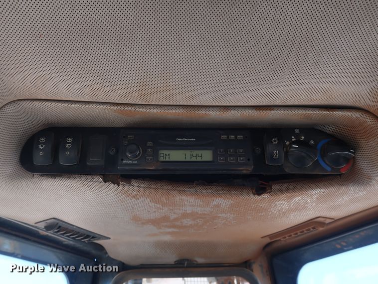 image for item GD9877 2005 John Deere 750J LT dozer