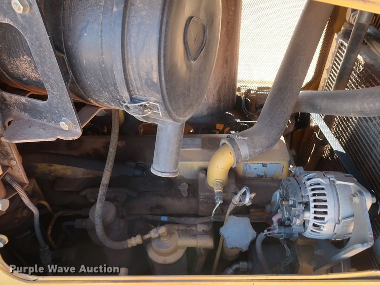 image for item GD9877 2005 John Deere 750J LT dozer