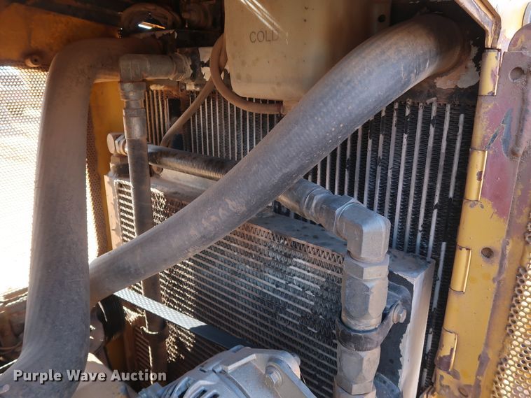 image for item GD9877 2005 John Deere 750J LT dozer