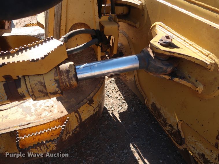 image for item GD9877 2005 John Deere 750J LT dozer