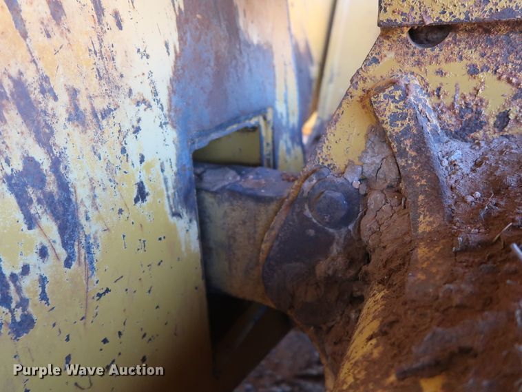 image for item GD9877 2005 John Deere 750J LT dozer