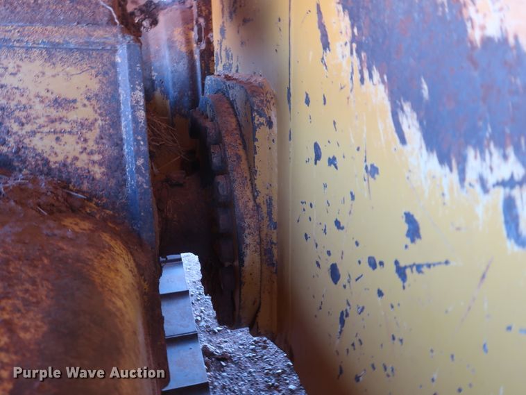 image for item GD9877 2005 John Deere 750J LT dozer