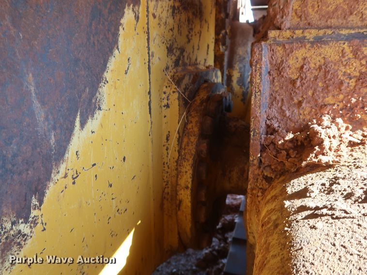 image for item GD9877 2005 John Deere 750J LT dozer