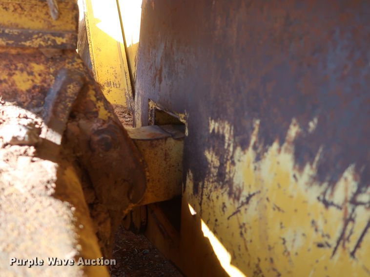 image for item GD9877 2005 John Deere 750J LT dozer