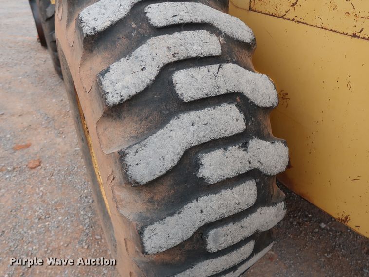 image for item GD9906 1995 John Deere 624G wheel loader