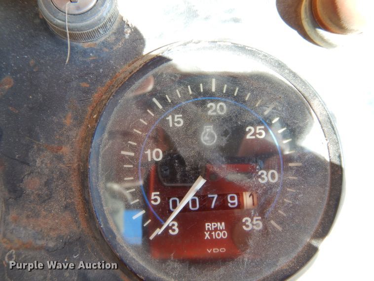 image for item GF9779 1976 John Deere 555 track loader