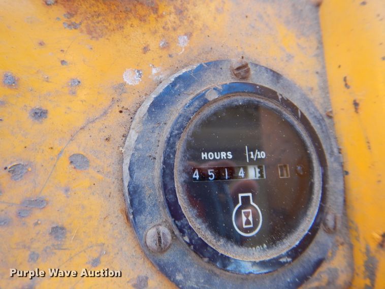 image for item GF9779 1976 John Deere 555 track loader