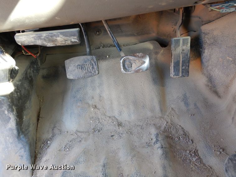 image for item GF9780 1999 Ford F450 Super Duty flatbed truck