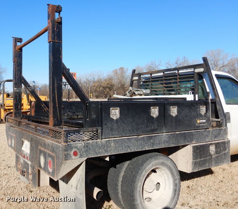 image for item GF9780 1999 Ford F450 Super Duty flatbed truck