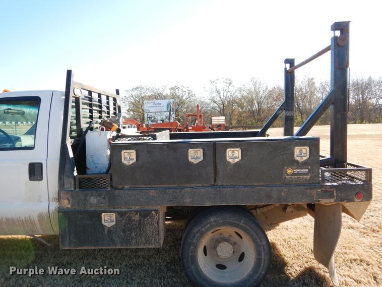 image for item GF9780 1999 Ford F450 Super Duty flatbed truck