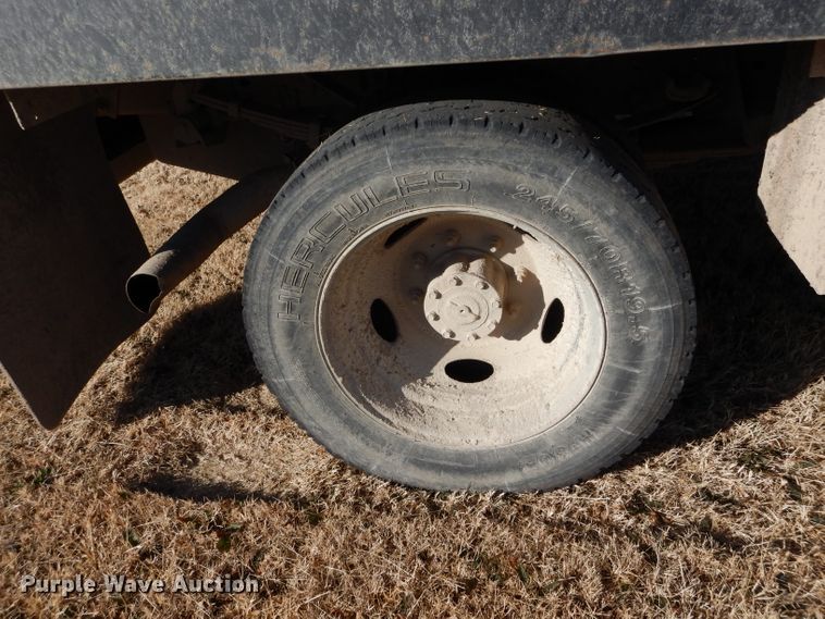 image for item GF9780 1999 Ford F450 Super Duty flatbed truck