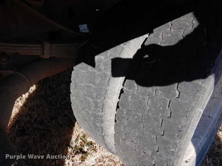 image for item GF9780 1999 Ford F450 Super Duty flatbed truck