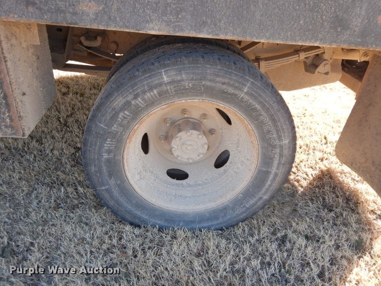 image for item GF9780 1999 Ford F450 Super Duty flatbed truck