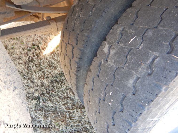 image for item GF9780 1999 Ford F450 Super Duty flatbed truck