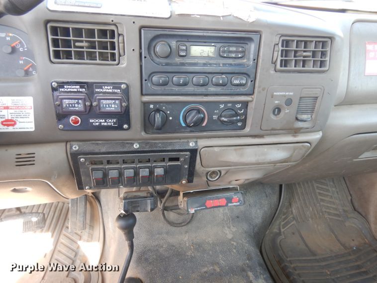 image for item GI9328 2004 Ford F550 Super Duty bucket truck