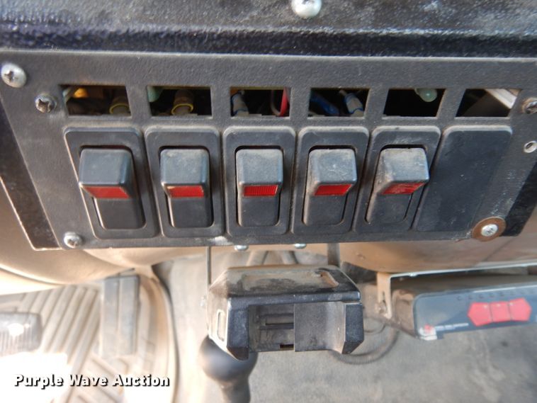 image for item GI9328 2004 Ford F550 Super Duty bucket truck