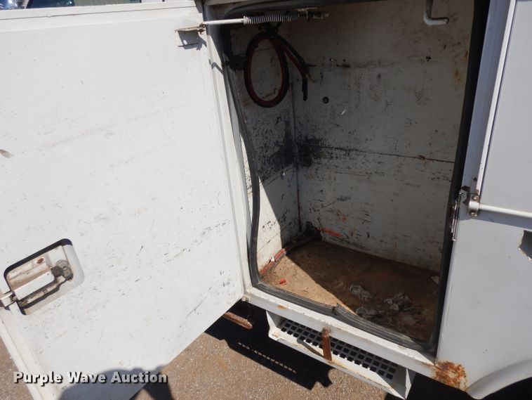 image for item GI9328 2004 Ford F550 Super Duty bucket truck