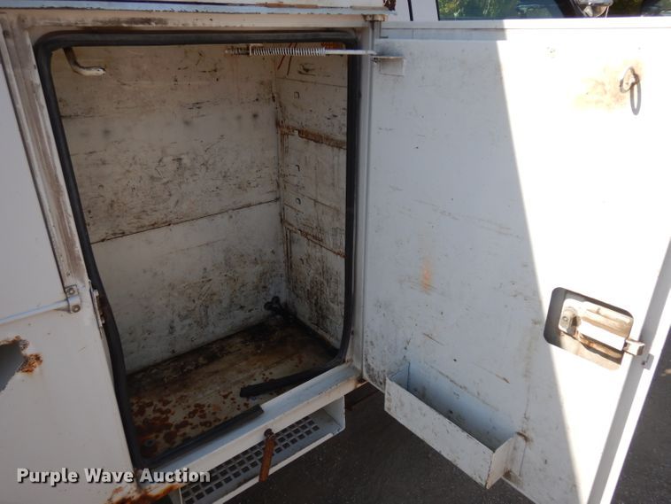 image for item GI9328 2004 Ford F550 Super Duty bucket truck