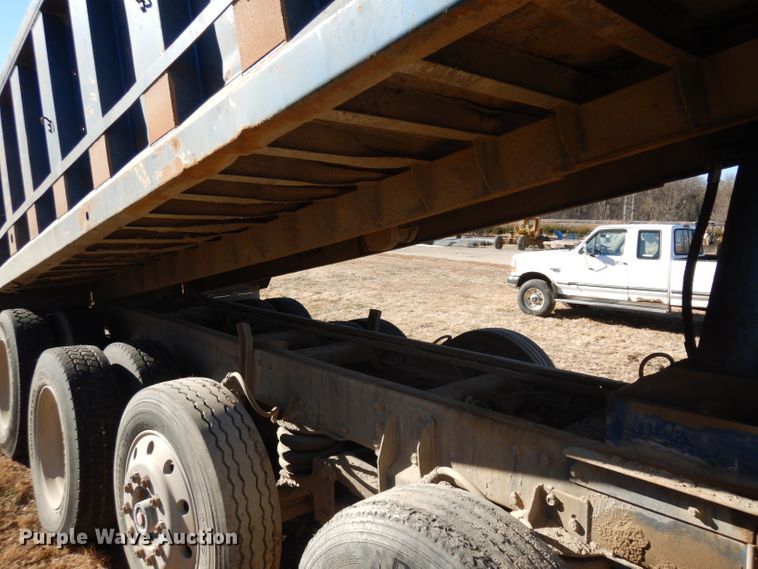 image for item GJ9086 1992 Peterbilt 378 dump truck