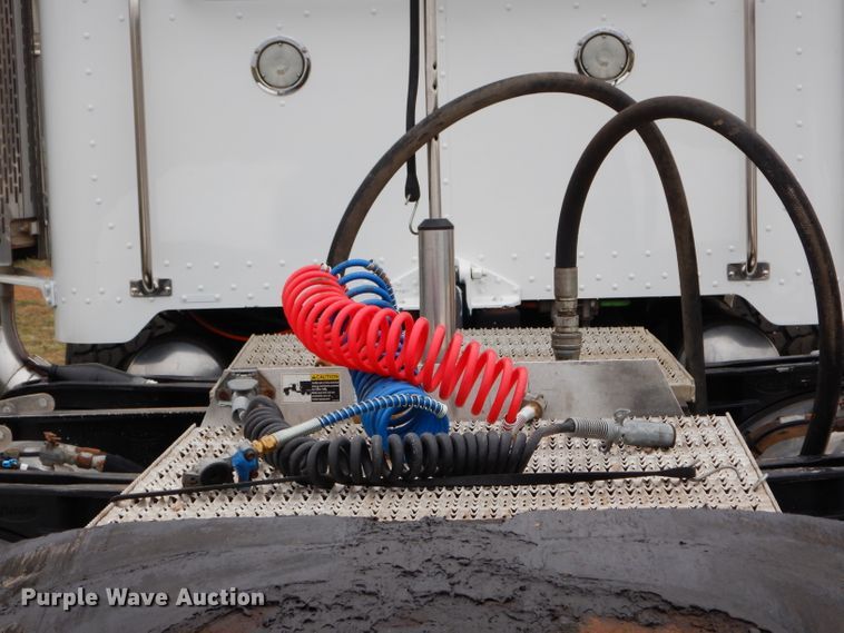 image for item FK9907 2007 Peterbilt 379 EXHD semi truck