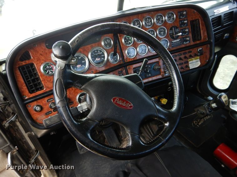 image for item FK9908 2001 Peterbilt 379 EXHD semi truck