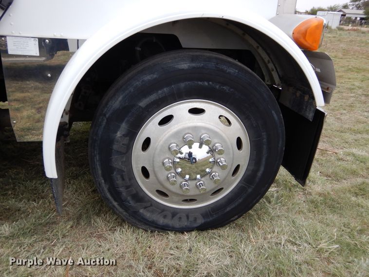 image for item FK9908 2001 Peterbilt 379 EXHD semi truck