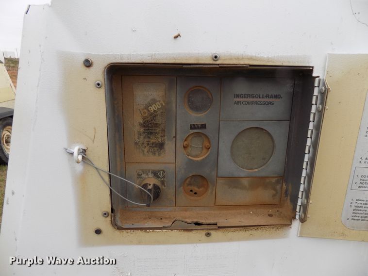 image for item FK9921 1999 Ingersoll Rand P185JD air compressor