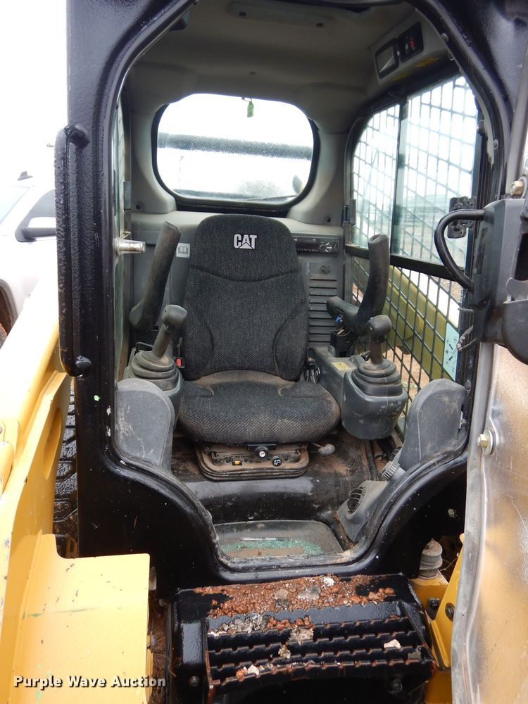 image for item FK9927 2015 Caterpillar 242D skid steer