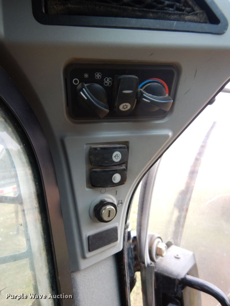 image for item FK9927 2015 Caterpillar 242D skid steer