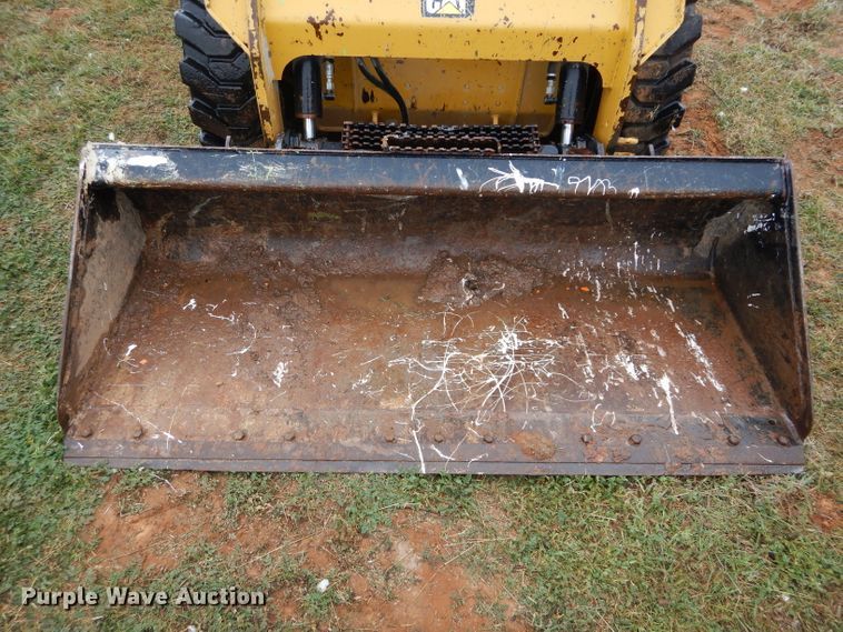 image for item FK9927 2015 Caterpillar 242D skid steer