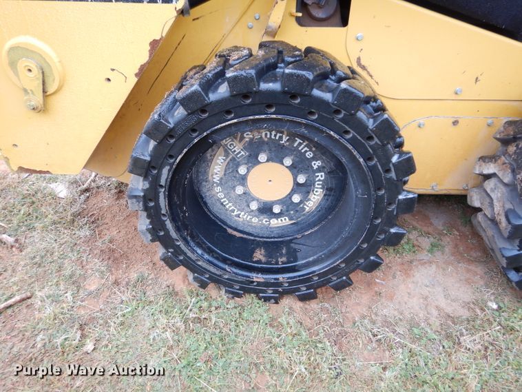 image for item FK9927 2015 Caterpillar 242D skid steer