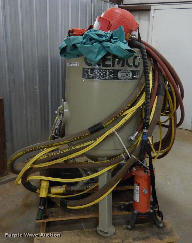 image for item FK9959 2018 Clemco 2452 classic blast machine