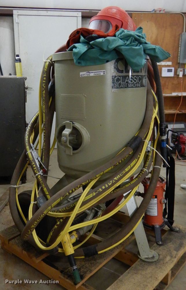 image for item FK9959 2018 Clemco 2452 classic blast machine