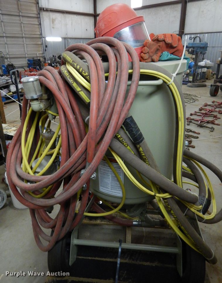 image for item FK9959 2018 Clemco 2452 classic blast machine