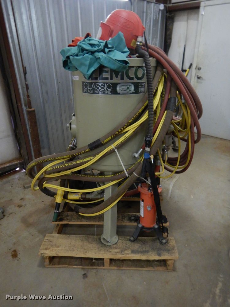 image for item FK9959 2018 Clemco 2452 classic blast machine