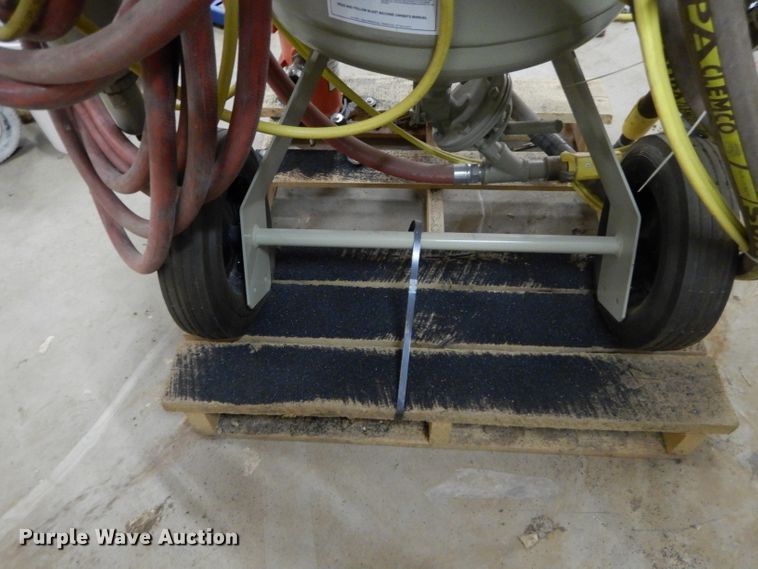 image for item FK9959 2018 Clemco 2452 classic blast machine