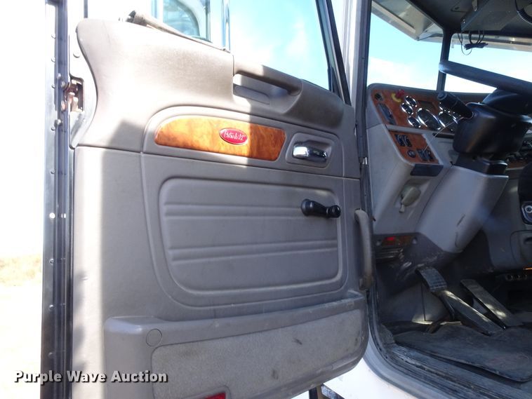 image for item GC9092 2008 Peterbilt 367 flatbed truck