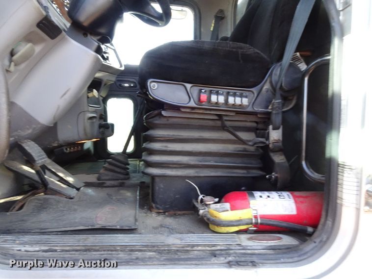 image for item GC9092 2008 Peterbilt 367 flatbed truck