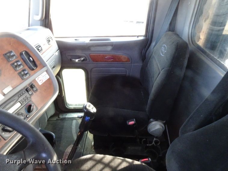 image for item GC9092 2008 Peterbilt 367 flatbed truck