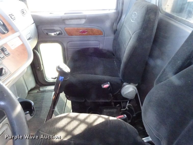 image for item GC9092 2008 Peterbilt 367 flatbed truck