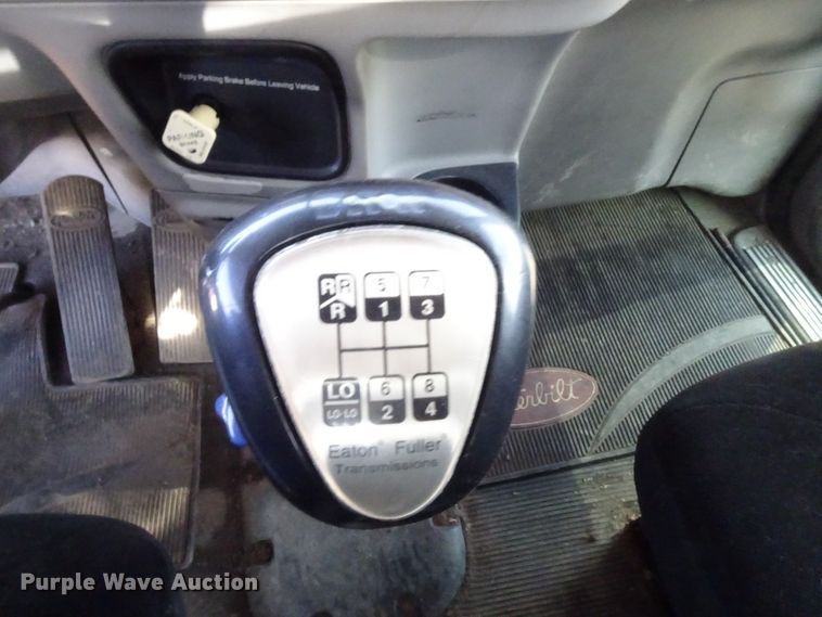 image for item GC9092 2008 Peterbilt 367 flatbed truck