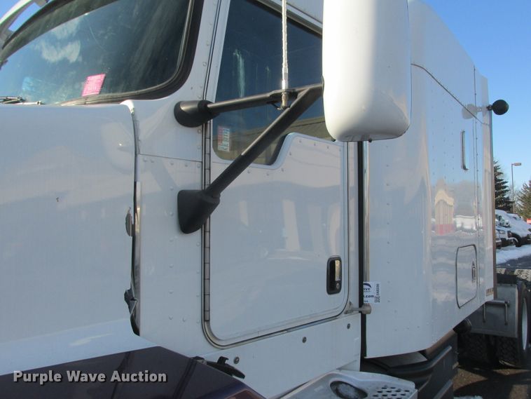 image for item DA8336 2006 Kenworth T600 semi truck