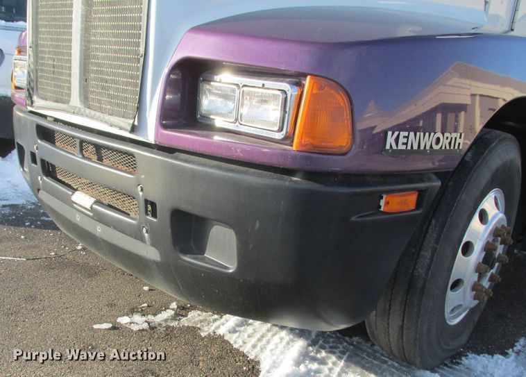 image for item DA8336 2006 Kenworth T600 semi truck