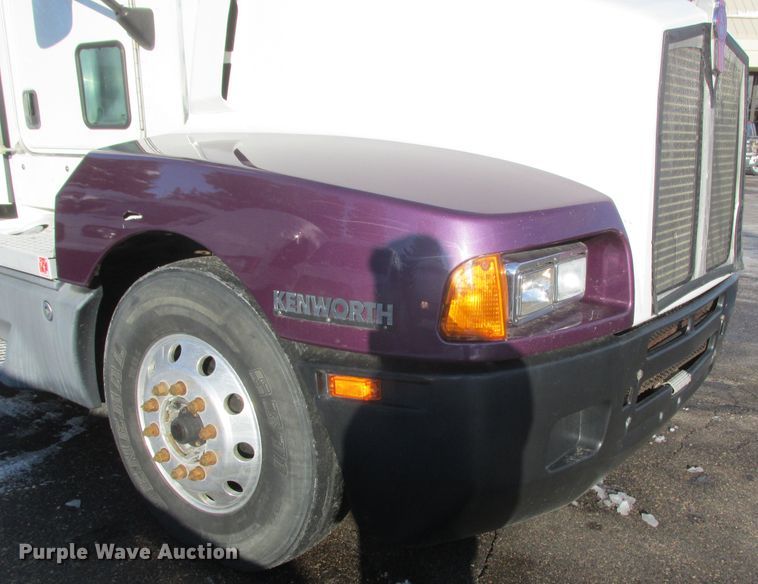 image for item DA8336 2006 Kenworth T600 semi truck