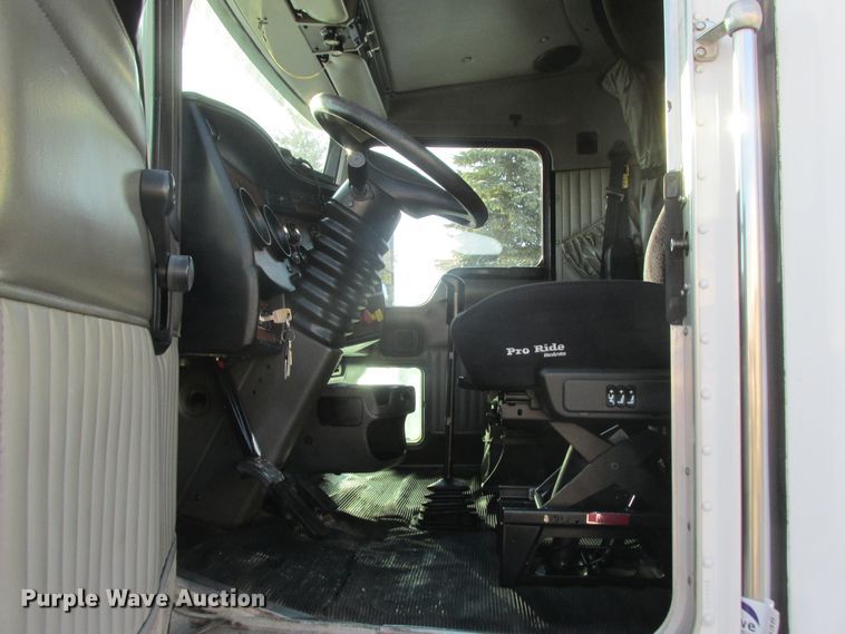 image for item DA8336 2006 Kenworth T600 semi truck