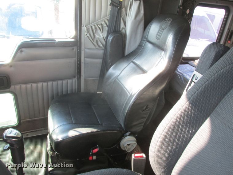 image for item DA8336 2006 Kenworth T600 semi truck